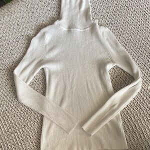 White light-weight knit turtle neck size M